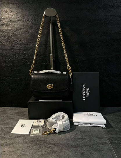Coach

100 dhs🇦🇪🇦🇪🇦🇪

SIZE：20cm
GOOD-quality 
with box

Zain35
♥️♥️♥️