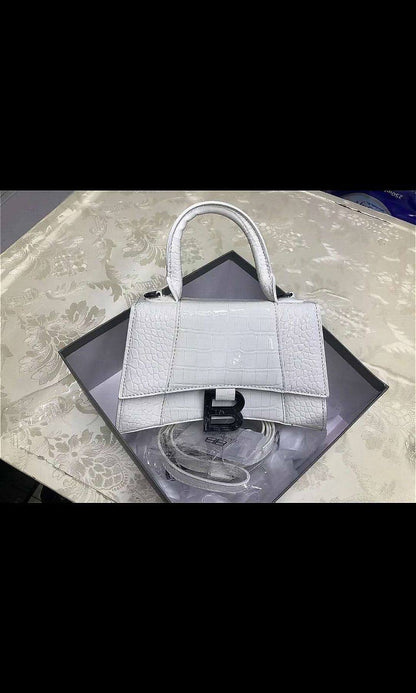 BALENCIAGA 

Good Quality 

With Box 
🎁🎁🎁

110 dhs❣️

Zain250
♥️♥️♥️
