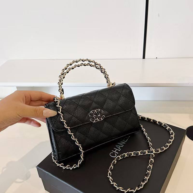 Chanel
105 dhs✅  
Size:19*6*12
with box

Zain07
♥️♥️♥️