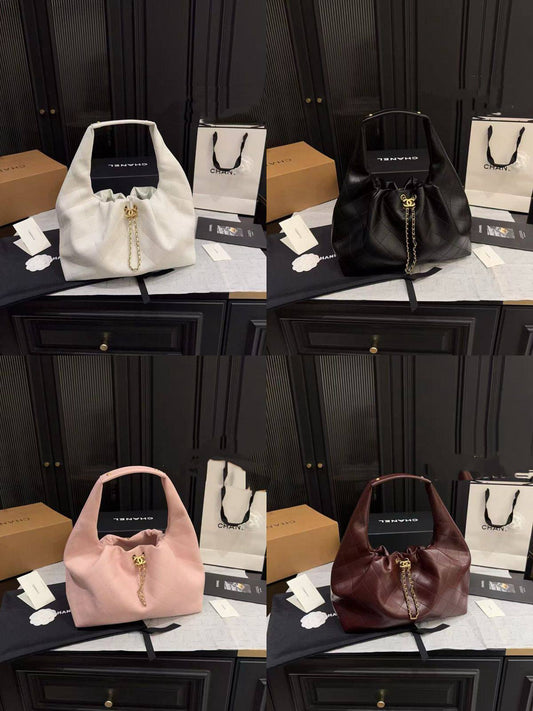 Chanel 
Size 35x22
230 dhs🪙🌨️

With box
🎁🎁🎁

Zain189
♥️♥️♥️