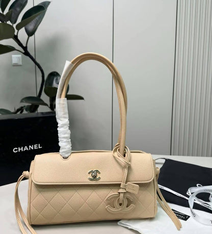 CHANEL
Shopping and Bowling Bags
Master quality
30cm 

with box
🎁🎁🎁

360 dhs✅

Zain95
♥️♥️♥️