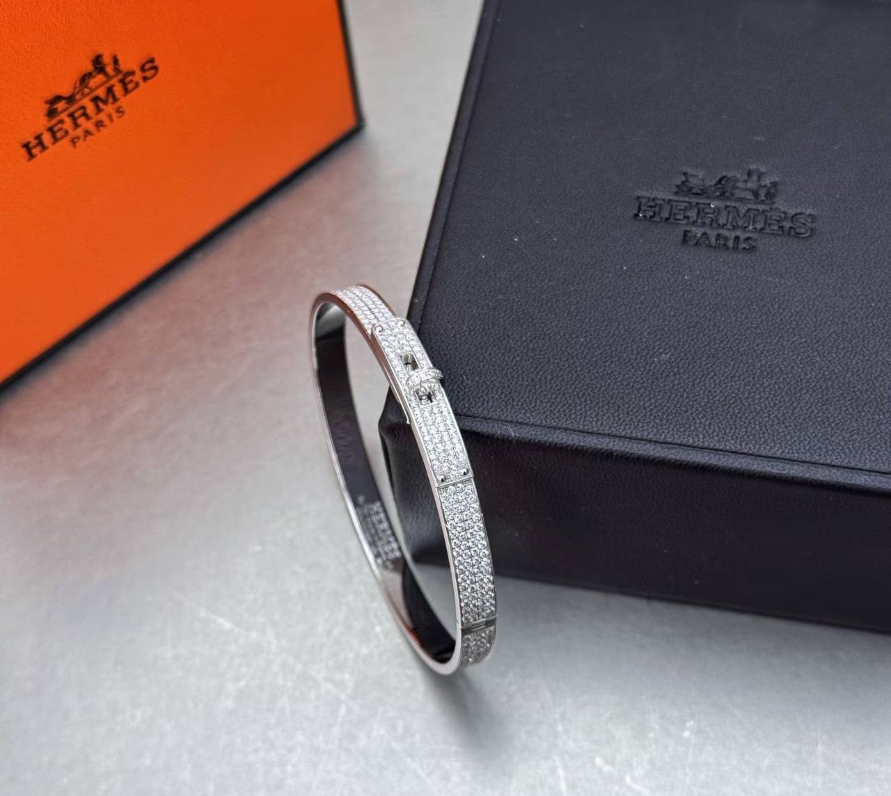 Hermes bangle* 💐
Master quality 
Medium size 

*85* AED normal box 📦

Zain48
♥️♥️♥️