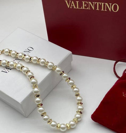 Valentino ❤️‍🔥*
Necklace 🍁
Master quality 💯
With normal boxes 🗃️ 
55 dhs✅
With master box 📦 
70 dhs✅

Zain216
♥️♥️♥️