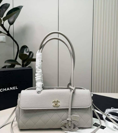 CHANEL
Shopping and Bowling Bags
Master quality
30cm 

with box
🎁🎁🎁

360 dhs✅

Zain95
♥️♥️♥️