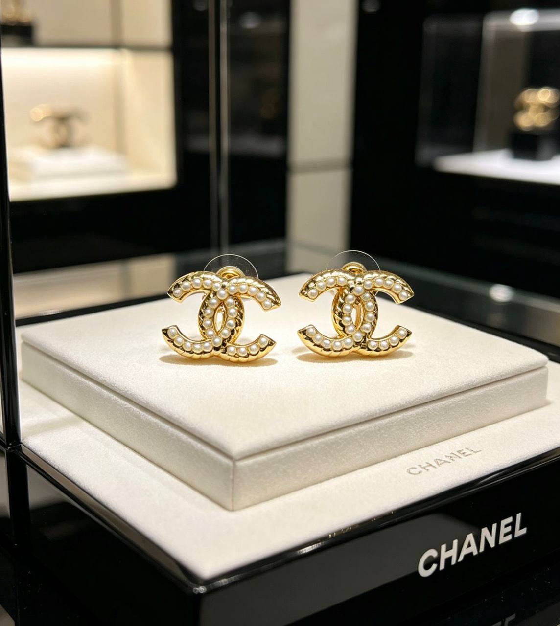 CHANEL ❤️‍🔥*
Earring 💥
Master quality 💯
With normal boxes 🗃️ 
45 dhs✅
With master box 📦 
70 dhs✅

Zain216
♥️♥️♥️