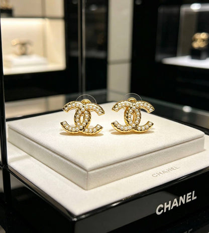 CHANEL ❤️‍🔥*
Earring 💥
Master quality 💯
With normal boxes 🗃️ 
45 dhs✅
With master box 📦 
70 dhs✅

Zain216
♥️♥️♥️