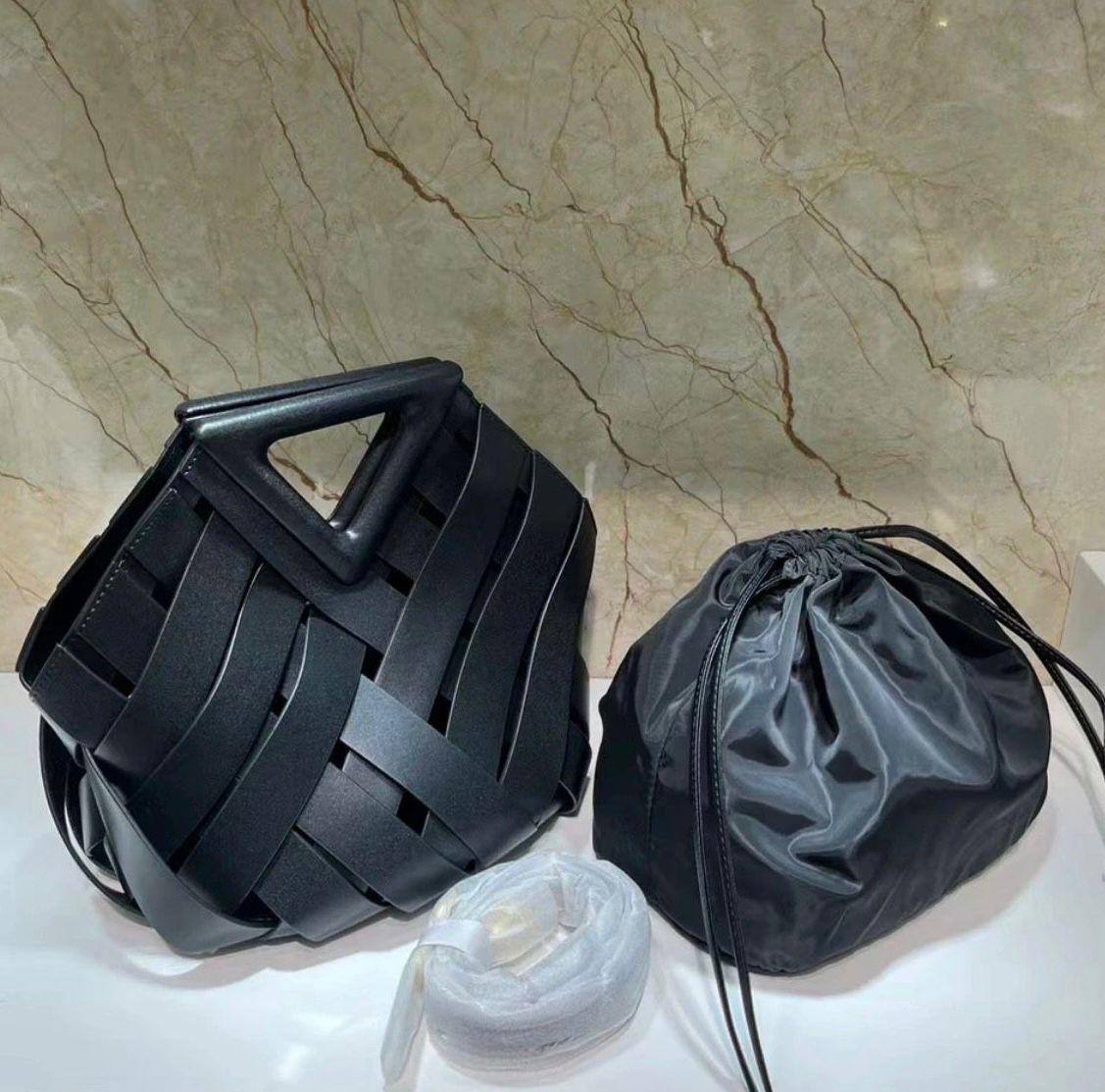 BOTTEGA RESTOCK HIGH QUALITY 
120 dhs🇦🇪🇦🇪

Zain295
♥️♥️♥️