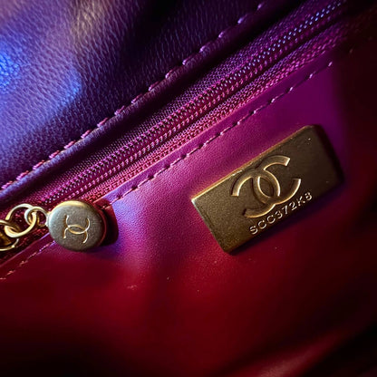 CHANEL 
GOOD QUALITY WITH BOX 
100 dhs🇦🇪🇦🇪
Size:20cm

Zain295
♥️♥️♥️