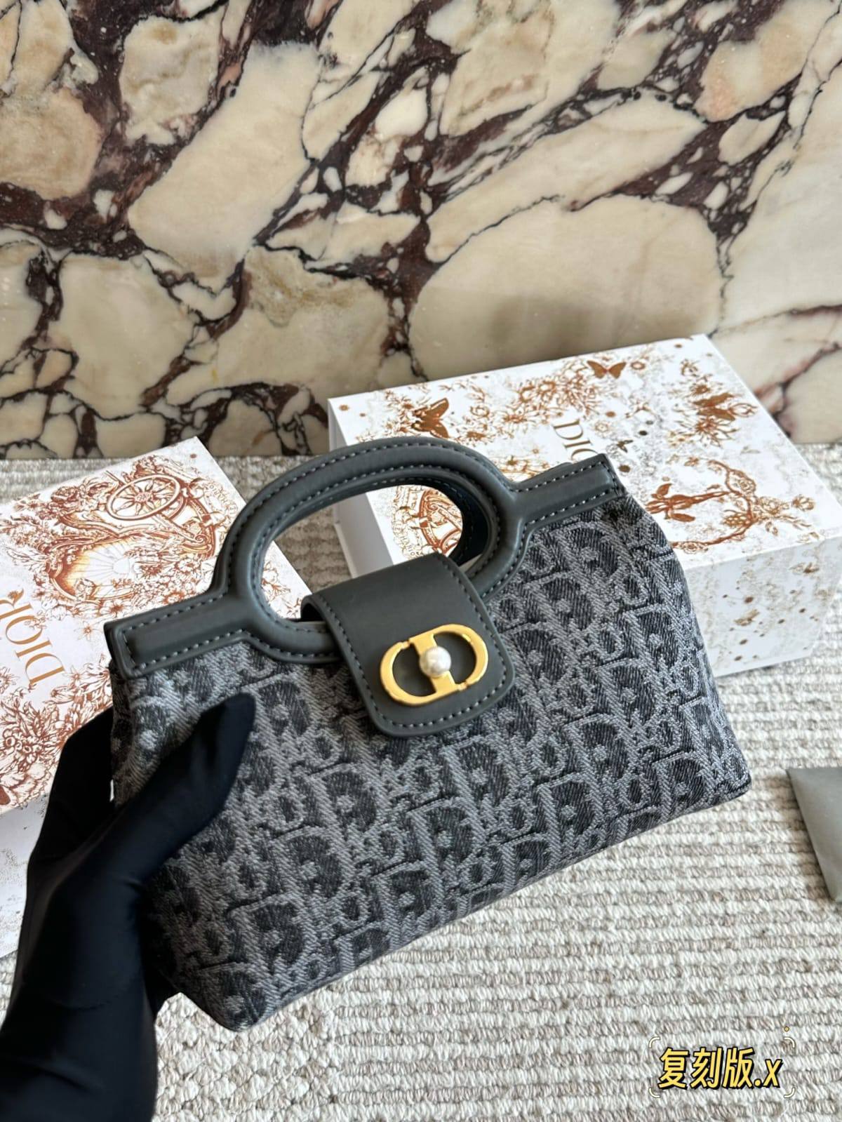 Dior

280 dhs🇦🇪🇦🇪

Zain10
♥️♥️♥️