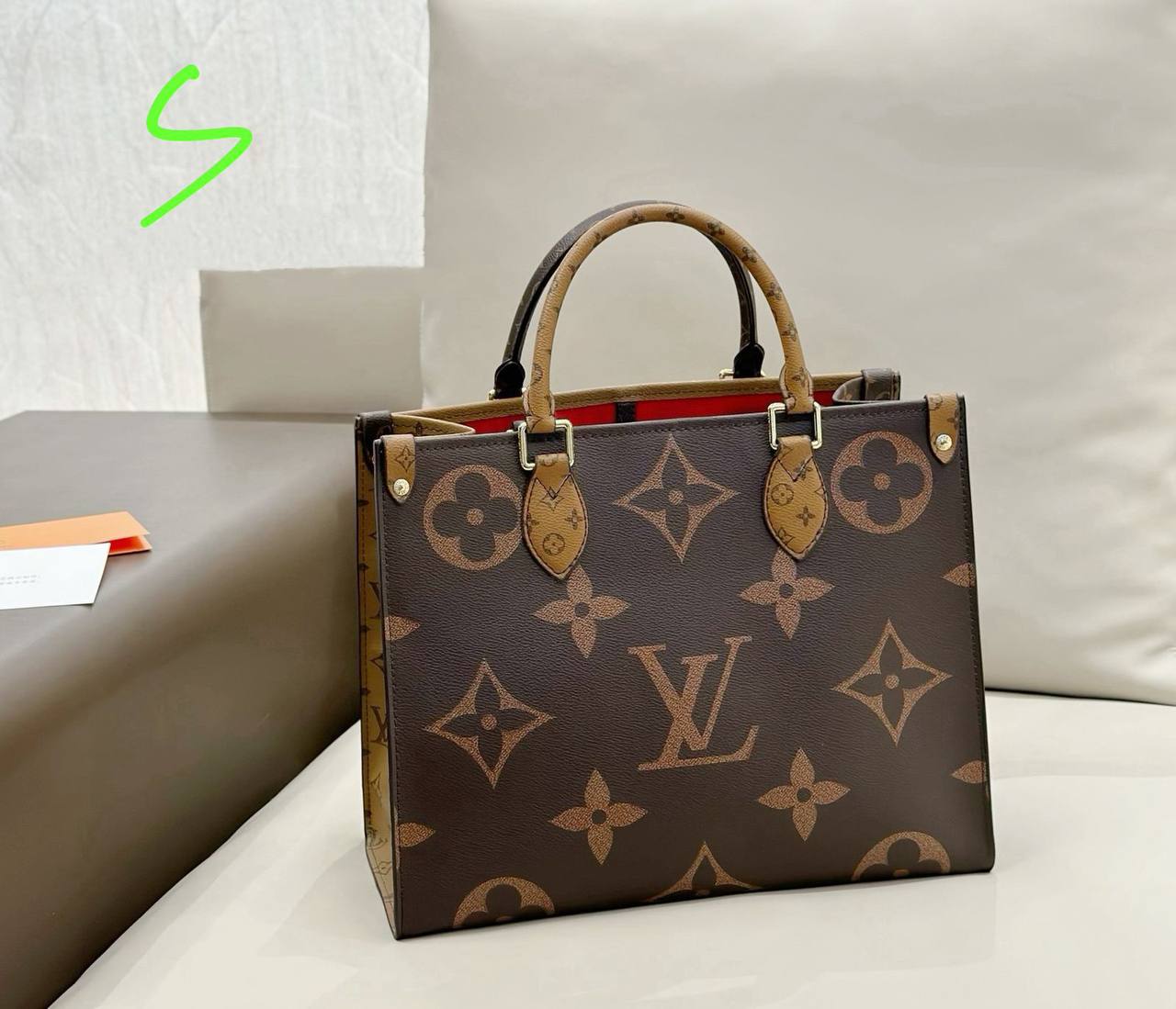 LV
 ONTHEGO GOOD QUALITY MEDUIM SIZE NEW CAME 
100 dhs✅

Zain295
♥️♥️♥️