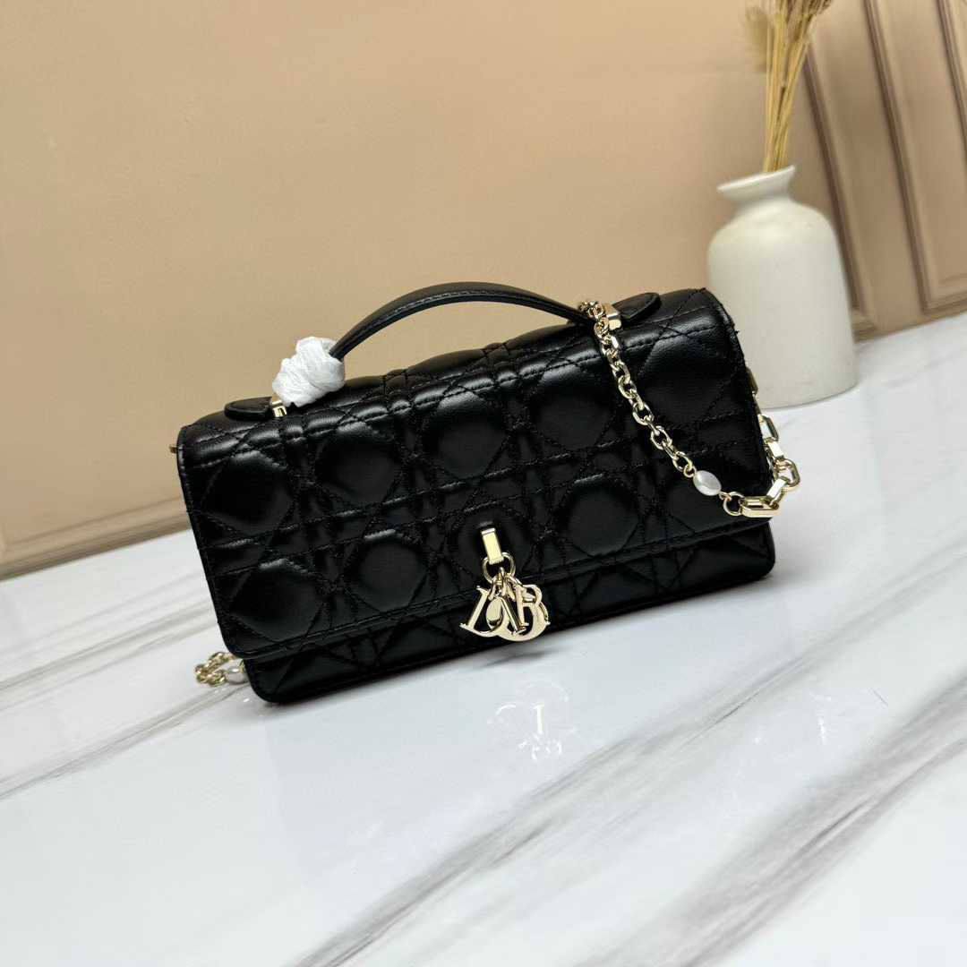 Dior 
Master
21cm🫶🏼
290 dhs🇦🇪

Zain228
♥️♥️♥️