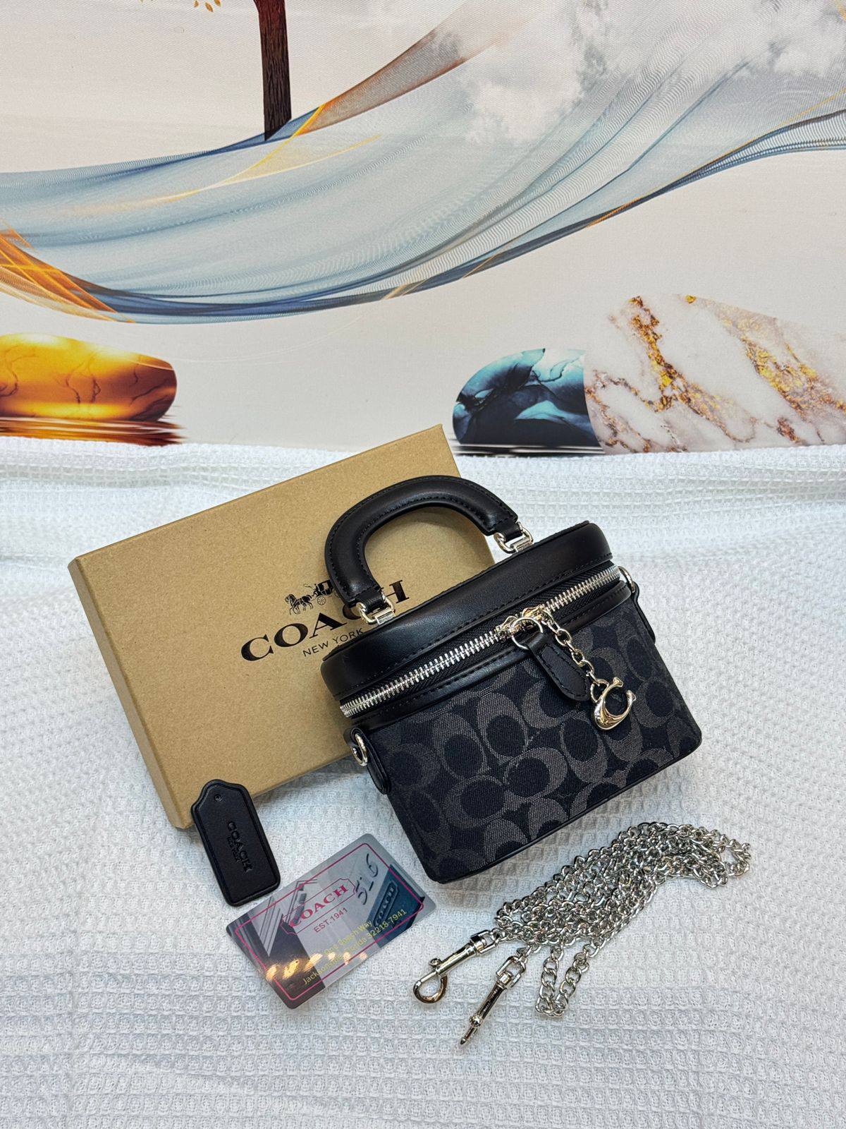 COACH

Best quality 
with box
95 dhs🇦🇪🇦🇪

size 15CM

Zain290
♥️♥️♥️