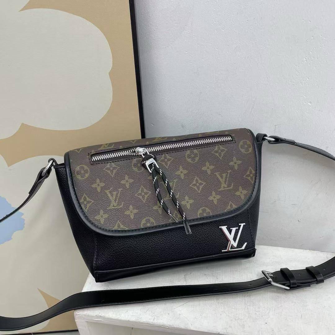 LV
28.5*18*10cm
75 dhs🪙🌨️

Zain17
♥️♥️♥️