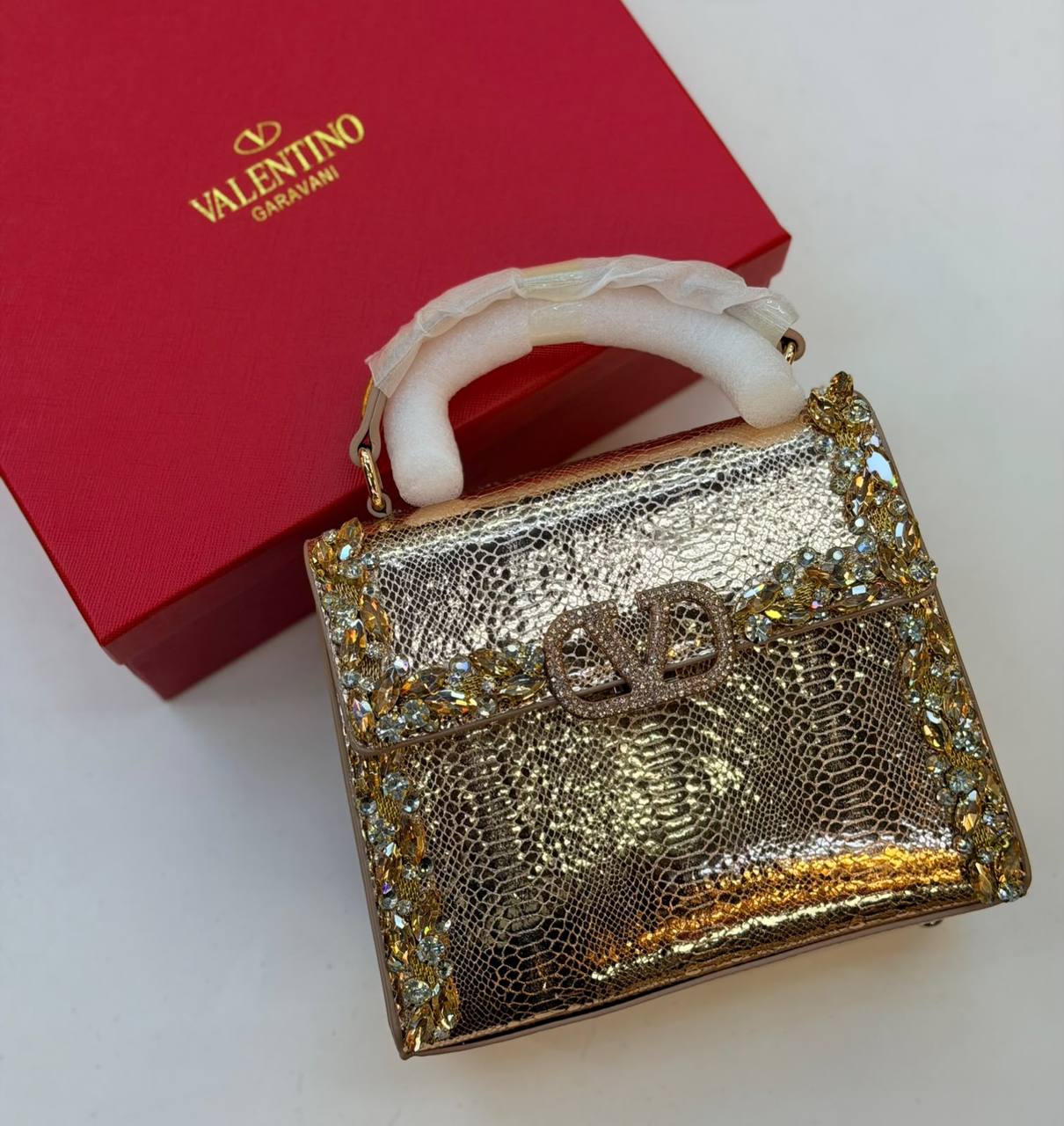 Valentino

150 dhs
With box

Zain175
♥️♥️♥️