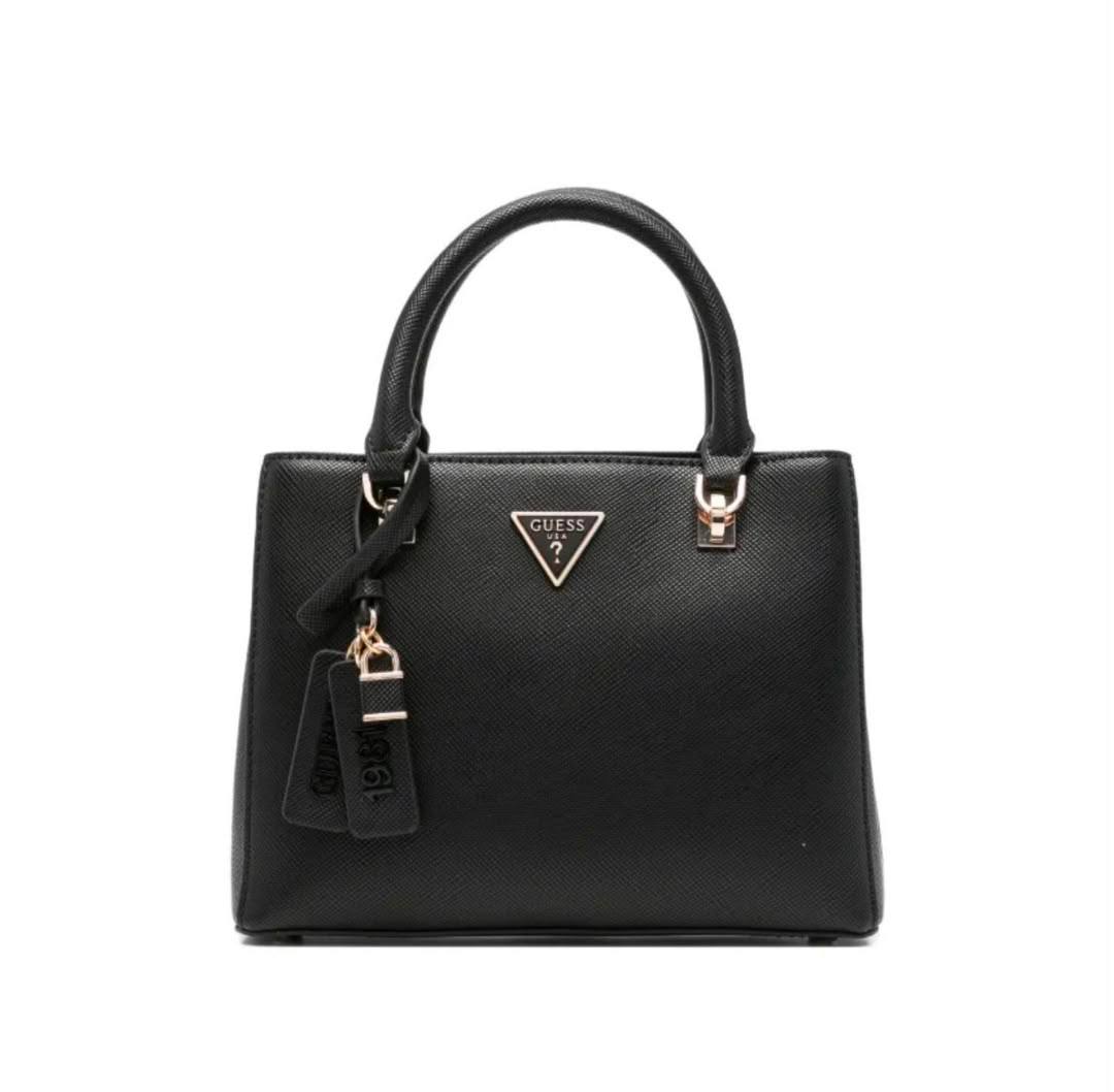 Prada
130 dhs🇦🇪🇦🇪
size：24cm
High-quality with box

Zain35
♥️♥️♥️