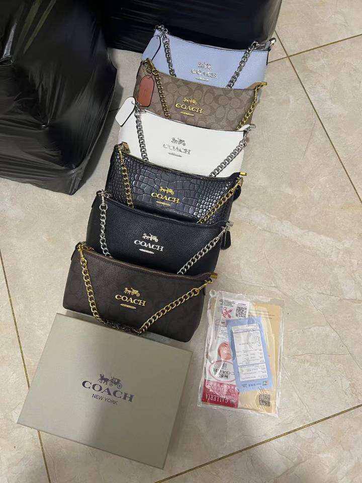Coach 

85 dhs🪙🌨️

with box
🎁🎁🎁

size 26×7×13cm

Zain213
♥️♥️♥️