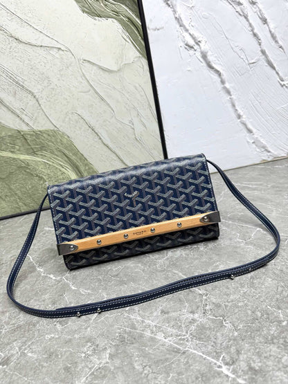 Goyard
Master❣️❣️
25cm🫶🏼🫶🏼 
280 dhs✅

Zain297
♥️♥️♥️