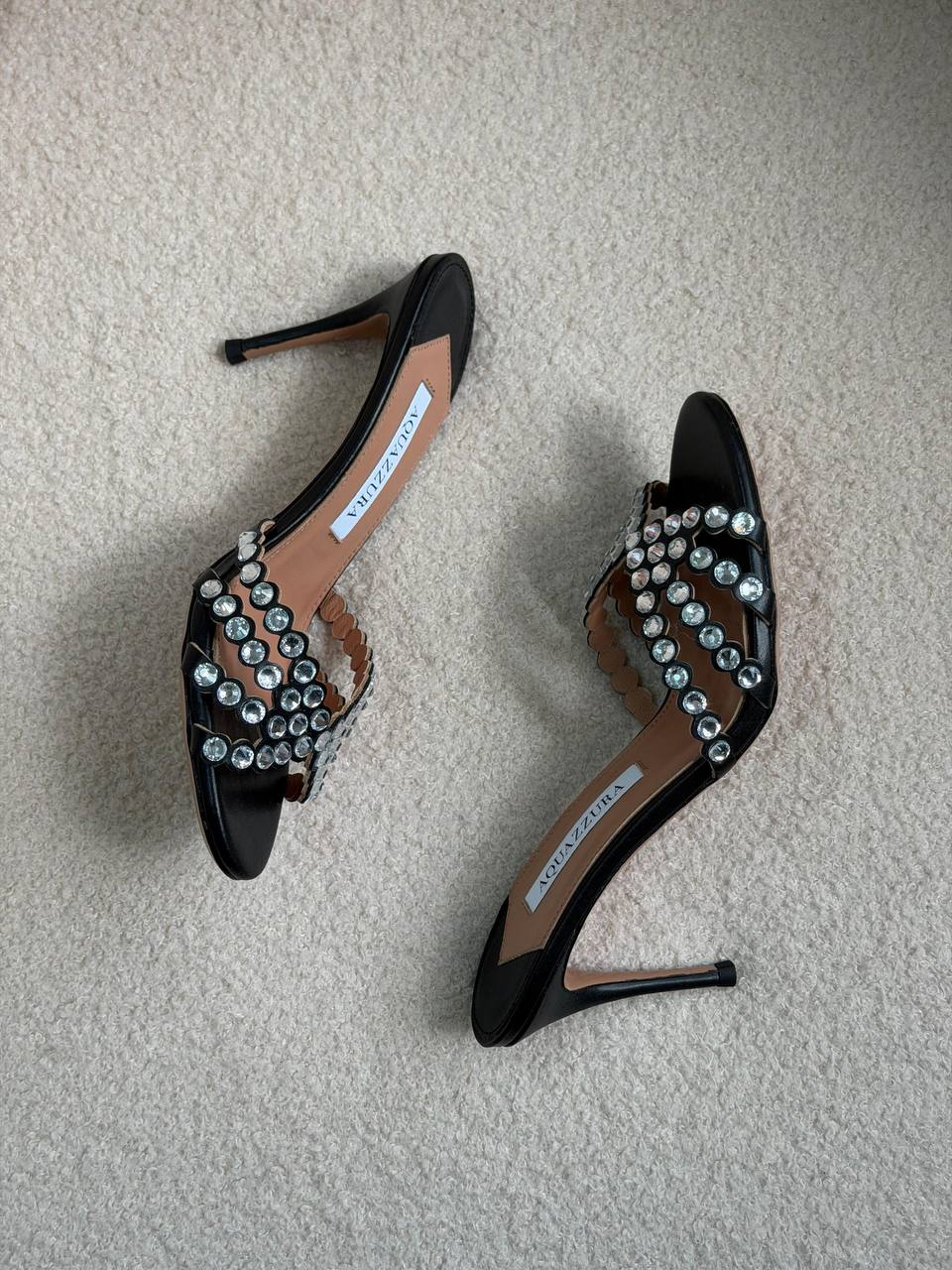 Aquazzura
𝑨𝑨𝑨 𝑸𝑼𝑨𝑳𝑰𝑻𝒀
𝑺𝑰𝒁𝑬 {36 𝒕𝒐 42}
𝑯𝑬𝑬𝑳 8.5 𝑪𝑴
490 dhs🇦🇪

Zain81
♥️♥️♥️