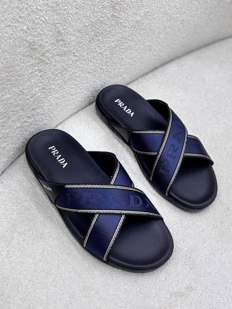 Prada
110 dhs🇦🇪🇦🇪
Size 40-45

Zain55
♥️♥️♥️