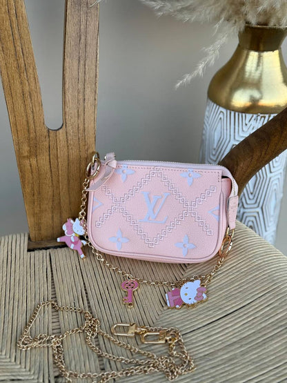 LV
14cm
280 dhs✅
Top quality 
With box🎁

Zain167
♥️♥️♥️