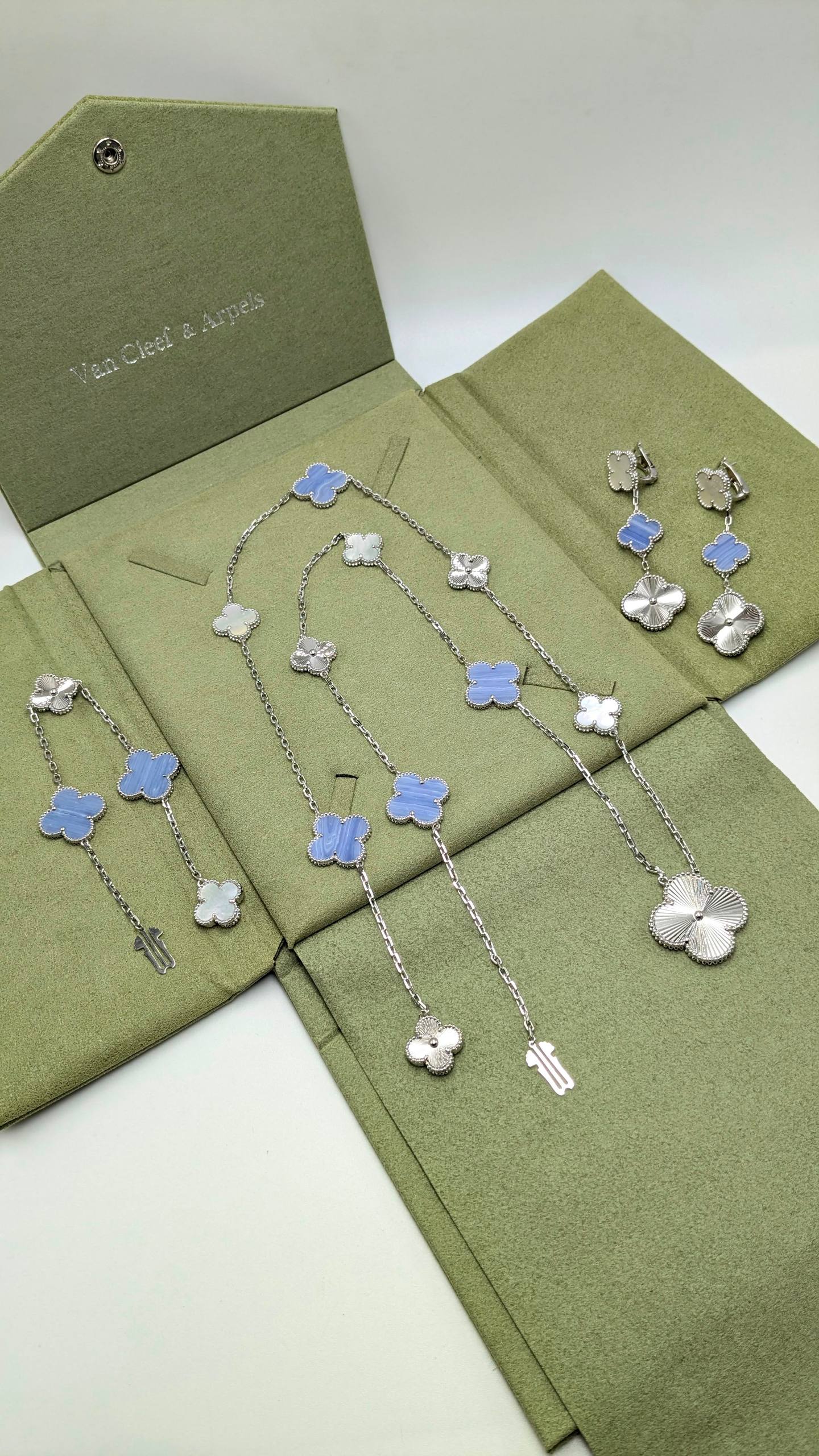 VCA Set
*Master Quality* 
*Necklace, Earrings & Bracelet*
380 dhs✅ with Good Box 🎁 
470 dhs✅ with Master Box 🎁

Zain210
♥️♥️♥️