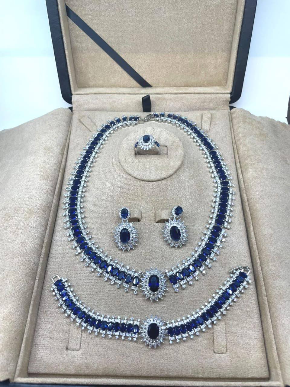 Necklaces 

350 dhs🇦🇪 set with same box

280 dhs🇦🇪 set without box

Zain122
♥️♥️♥️