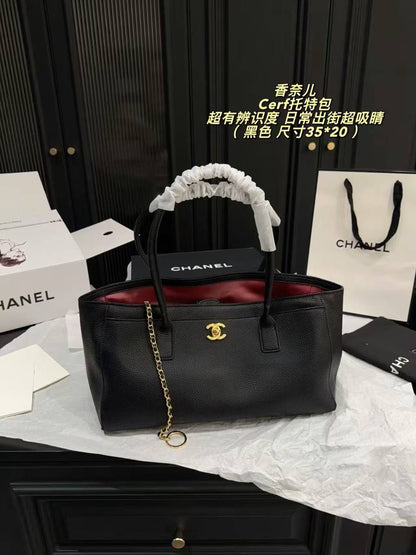 NEW CHANEL 
 Super leather. 
250 dhs🇦🇪🇦🇪
with box

Zain38
♥️♥️♥️