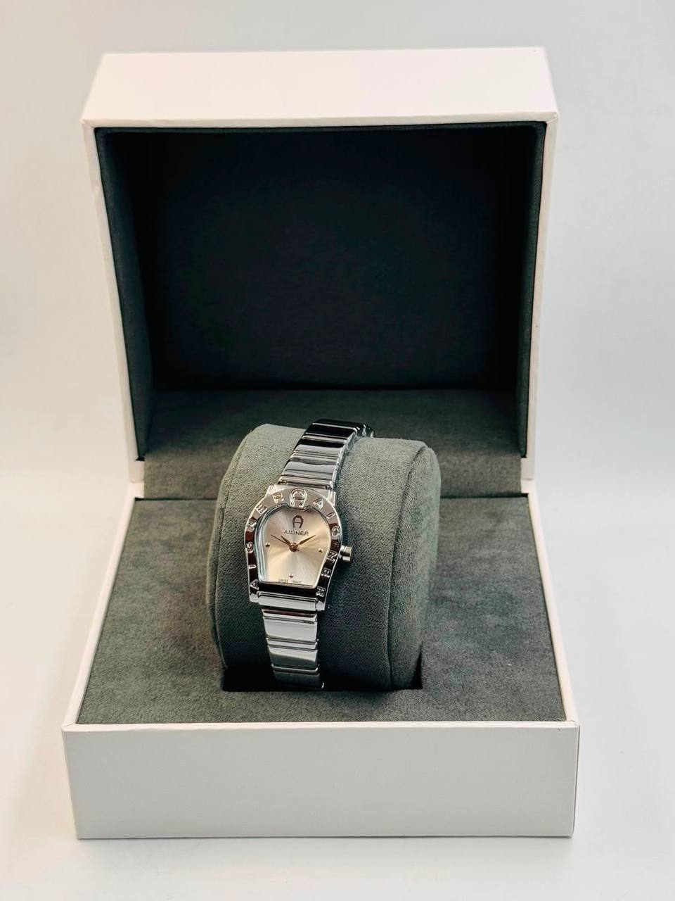 Aigner Ladies
*New arrival*🔥
55 dhs✅

Zain08
♥️♥️♥️