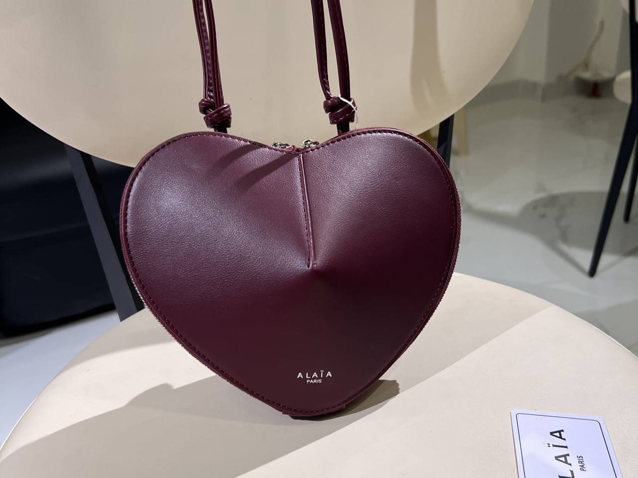 ALAIA
90 dhs✅
Heart-shaped shoulder bag

Zain26
♥️♥️♥️