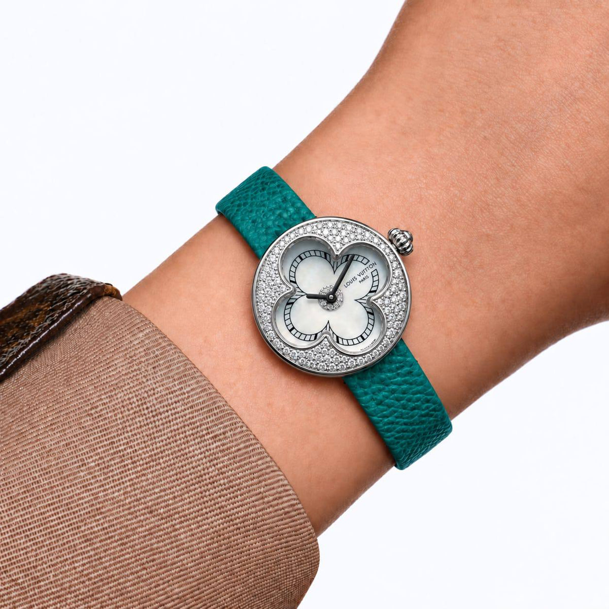 LV
watch for ladies 

with stone 
good quality 
( size 26mm)!

400 dhs🇦🇪🇦🇪

Zain59
♥️♥️♥️