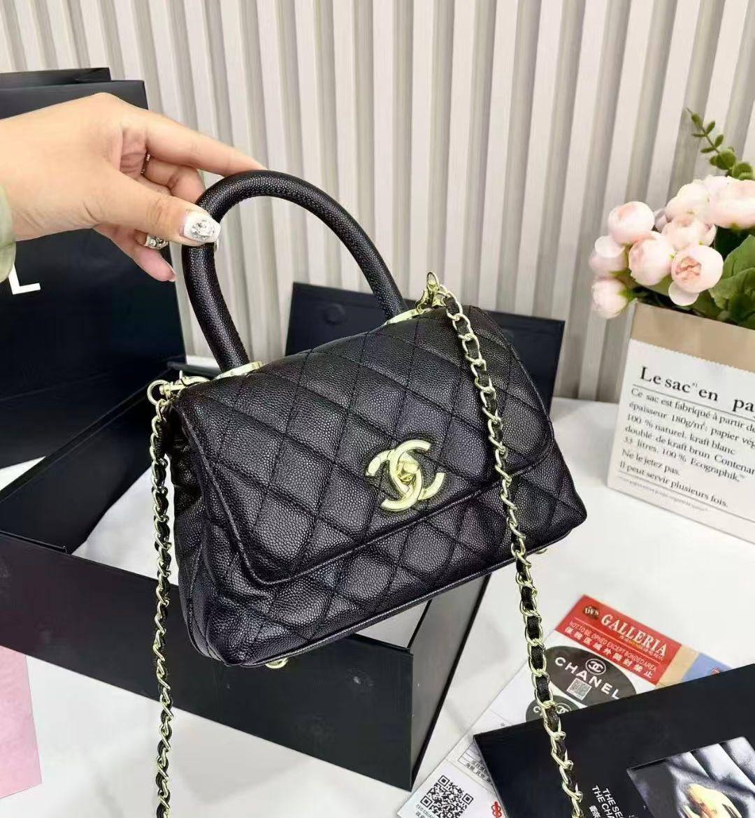 CHANEL 
 GOOD QUALITY WITH MAGNETS BOX 🎁
110 dhs✅

Zain295
♥️♥️♥️