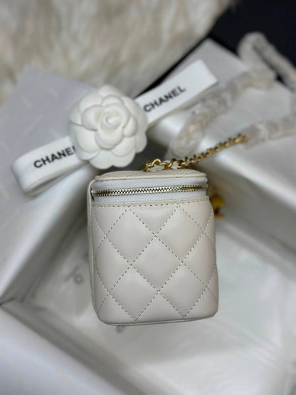 white Chanel quilted vanity bag features gold-tone hardware and a chain strap💯💯 
Original Quality 💯💯
For Price 👇 WhatsApp✅
0568585901 
0507557372
0552275751 Owner Zain 👌

Zain71
♥️♥️♥️