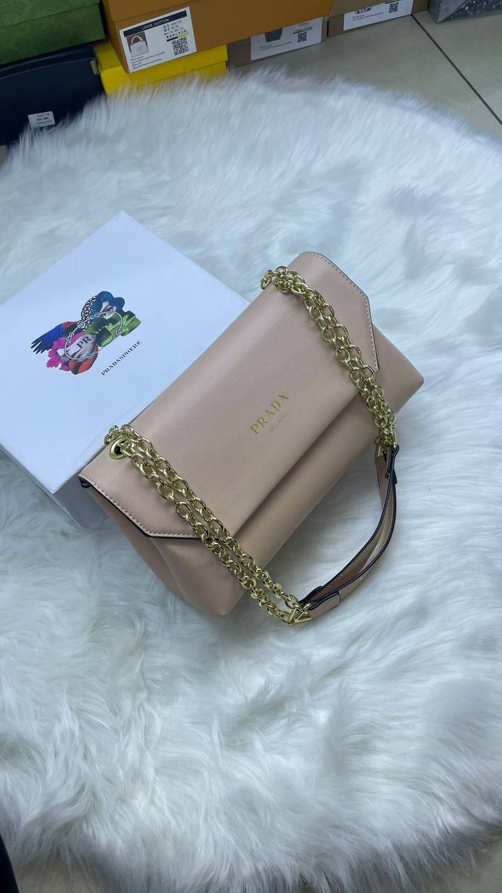 Prada 

110 dhs✅

with box🎁

Zain72
♥️♥️♥️