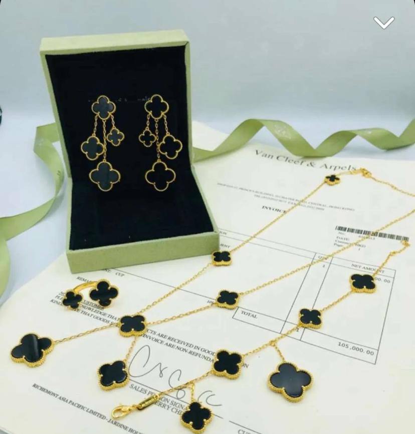 VCA Set 🌼💫
*NECKLACE 6 FLOWER*
*BRACELET 5 FLOWER*
*EARRING 4 FLOWER*  
 *Ring 2 Flower*
250 dhs✅
       _*WITH*_
         *Box* 📦

Zain89
♥️♥️♥️