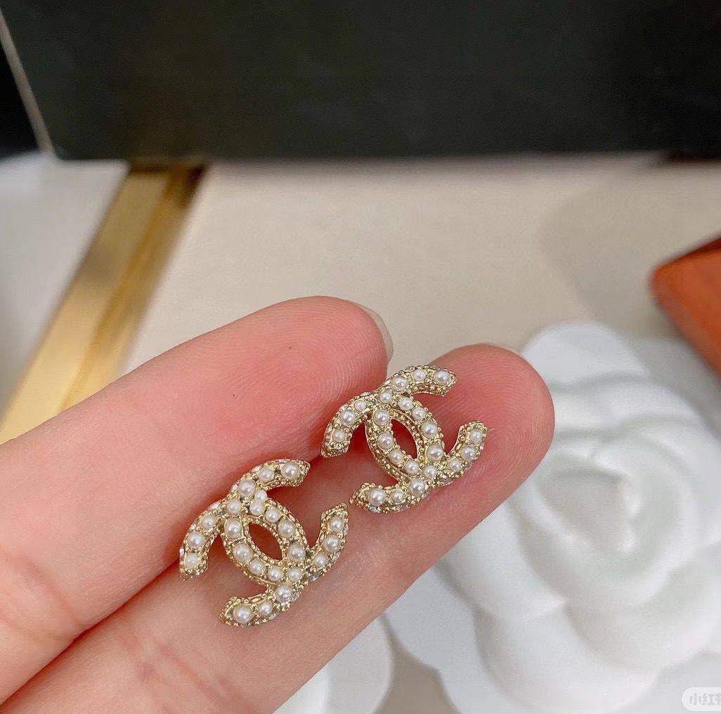 CHANEL 🦋*
Earring 🔥
Master quality 💯
With normal boxes 🗃️ 
And paper bag 🛍️
45 dhs❣️
With master box 📦 
55 dhs❣️

Zain216
♥️♥️♥️
