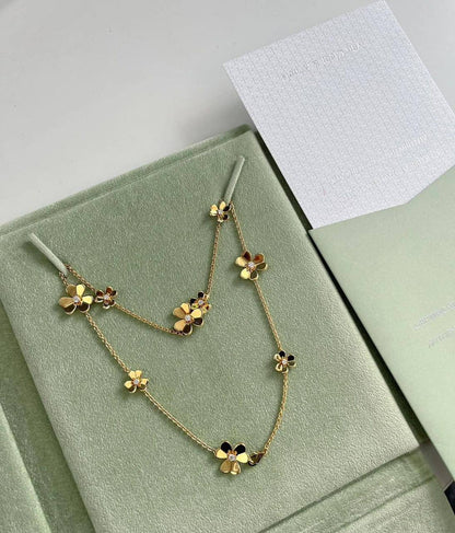 VCA set* 🦋
Necklace 
Earrings 
Ring adjustable 
*Master quality* 🍁

180 dhs🪙🌨️
normal box 📦

Zain48
♥️♥️♥️