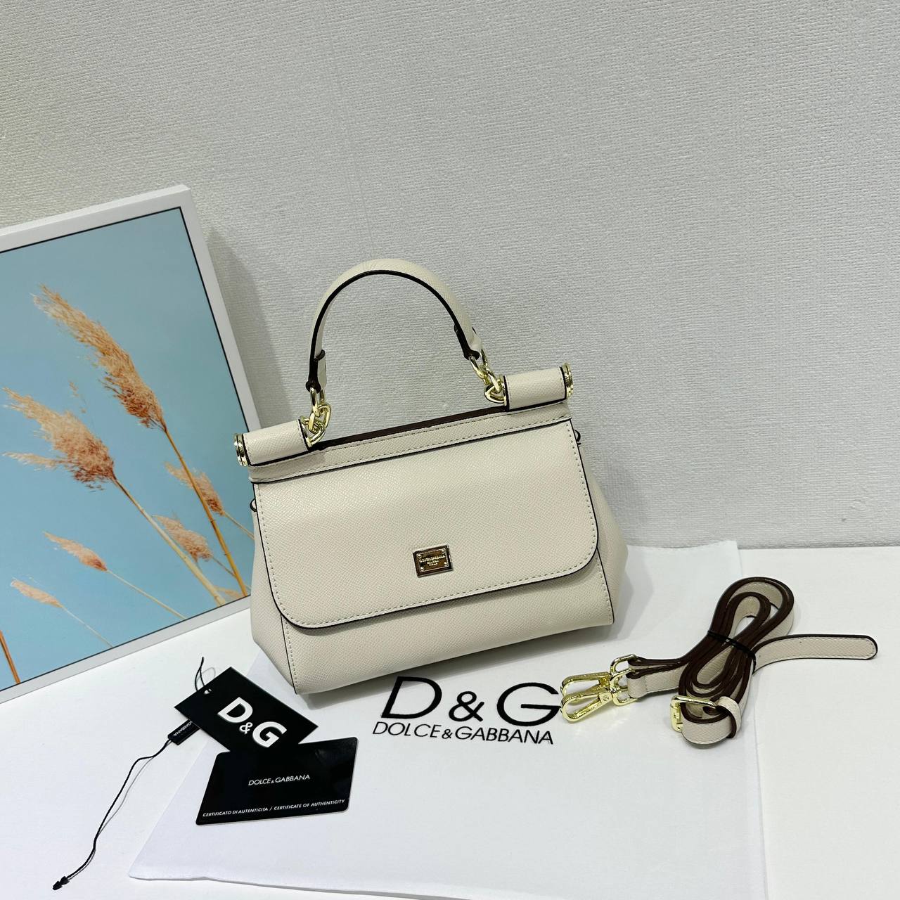 D&G
High quality 
Size: 20cm

With box 
🎁🎁🎁

110 dhs🪙🖤

Zain50
♥️♥️♥️