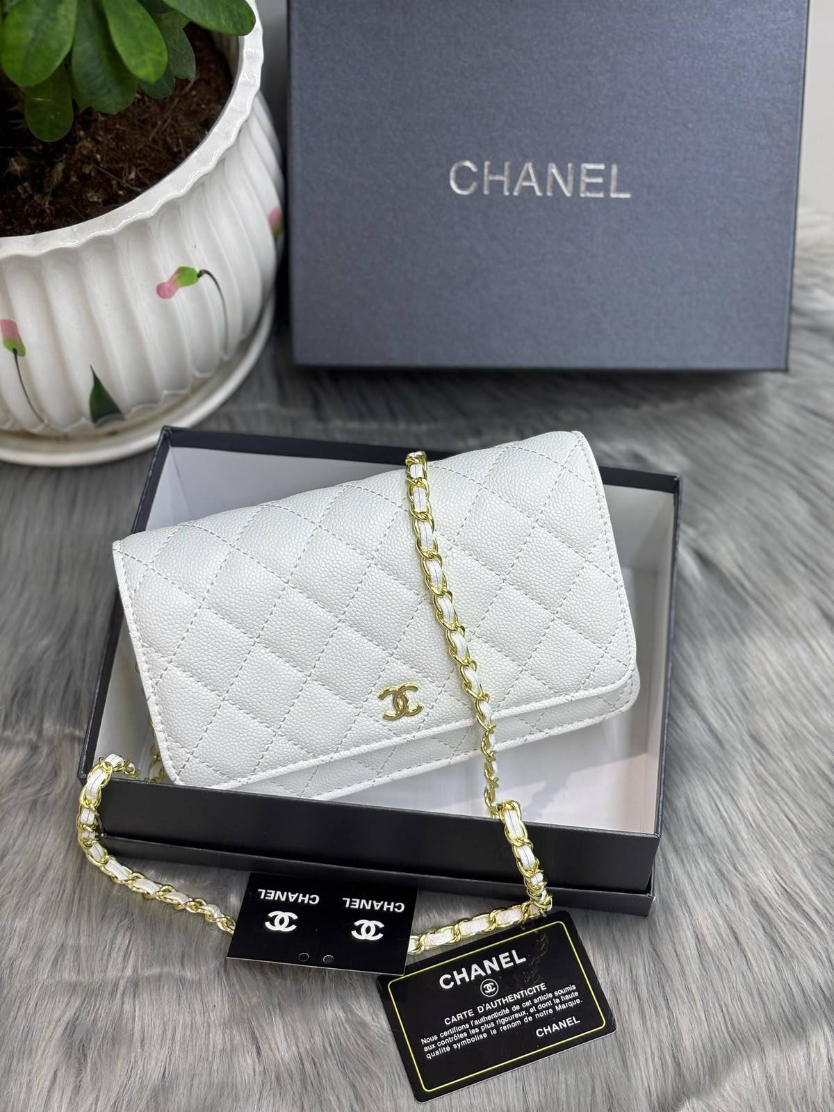 CHANEL 
SIZE……….    19cm
90 dhs🇦🇪🇦🇪
with BOX✅

Zain244
♥️♥️♥️
