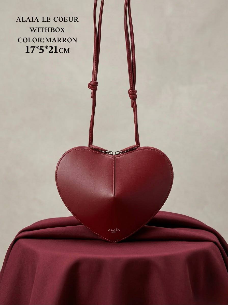 Alaia
 ʟᴇ ᴄᴏᴇᴜʀ ʜᴇᴀʀᴛ sʜᴀᴘᴇ ᴄʀᴏssʙᴏᴅʏ 
sɪʟᴠᴇʀ ʜᴀʀᴅᴡᴀʀᴇ  
𝟐ᴢɪᴘ ᴄʟᴏsᴜʀ  ᴀᴅᴊᴜsᴛᴀʙʟᴇ sᴛʀᴀᴘ 
ᴀʟᴀɪᴀ ᴅᴜsᴛ ʙᴀɢ
ᴡɪᴛʜʙᴏx
🎁🎁🎁

125 dhs✅

Zain56
♥️♥️♥️