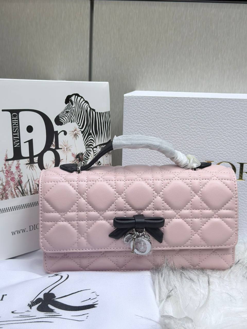 Dior 
Master
size 21x12cm

310 dhs✅

With box
🎁🎁🎁

Zain189
♥️♥️♥️