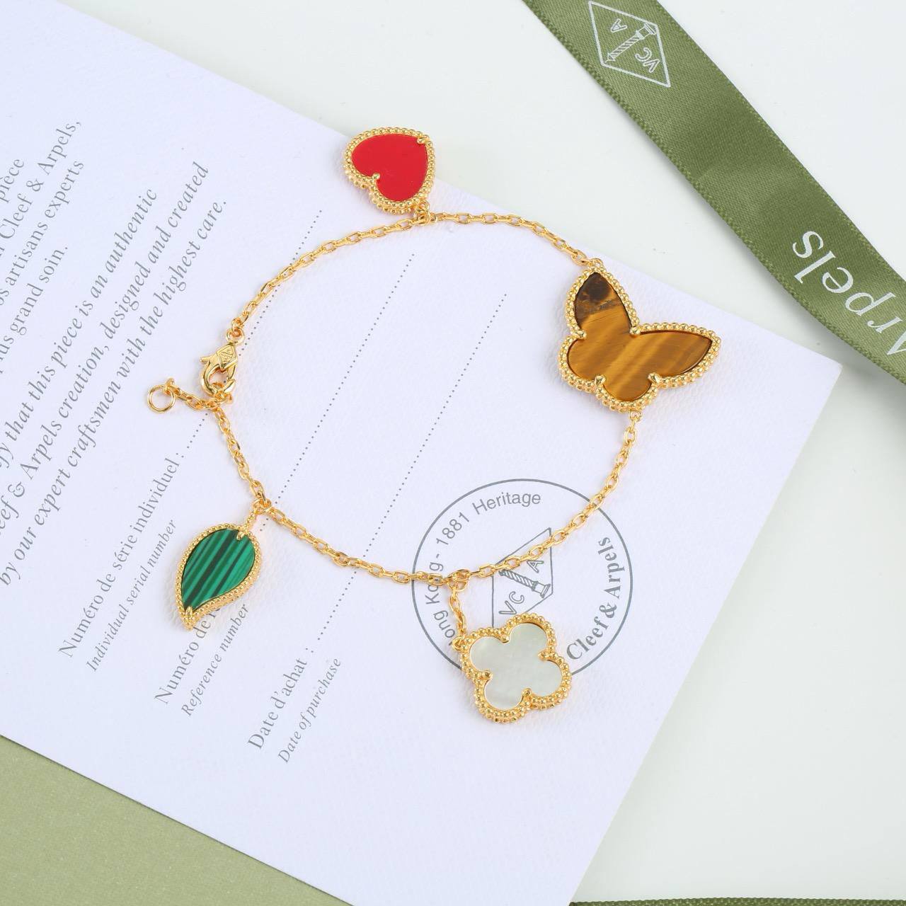 VCA SET ❤️‍🔥*
Necklace 🐦‍🔥
Earring 🦋
Bracelet 🌸
Master quality 💯
With normal boxes 📦 
230 dhs🪙🌨️
With master box 🗃️ 
290 dhs🪙🌨️

Zain216
♥️♥️♥️