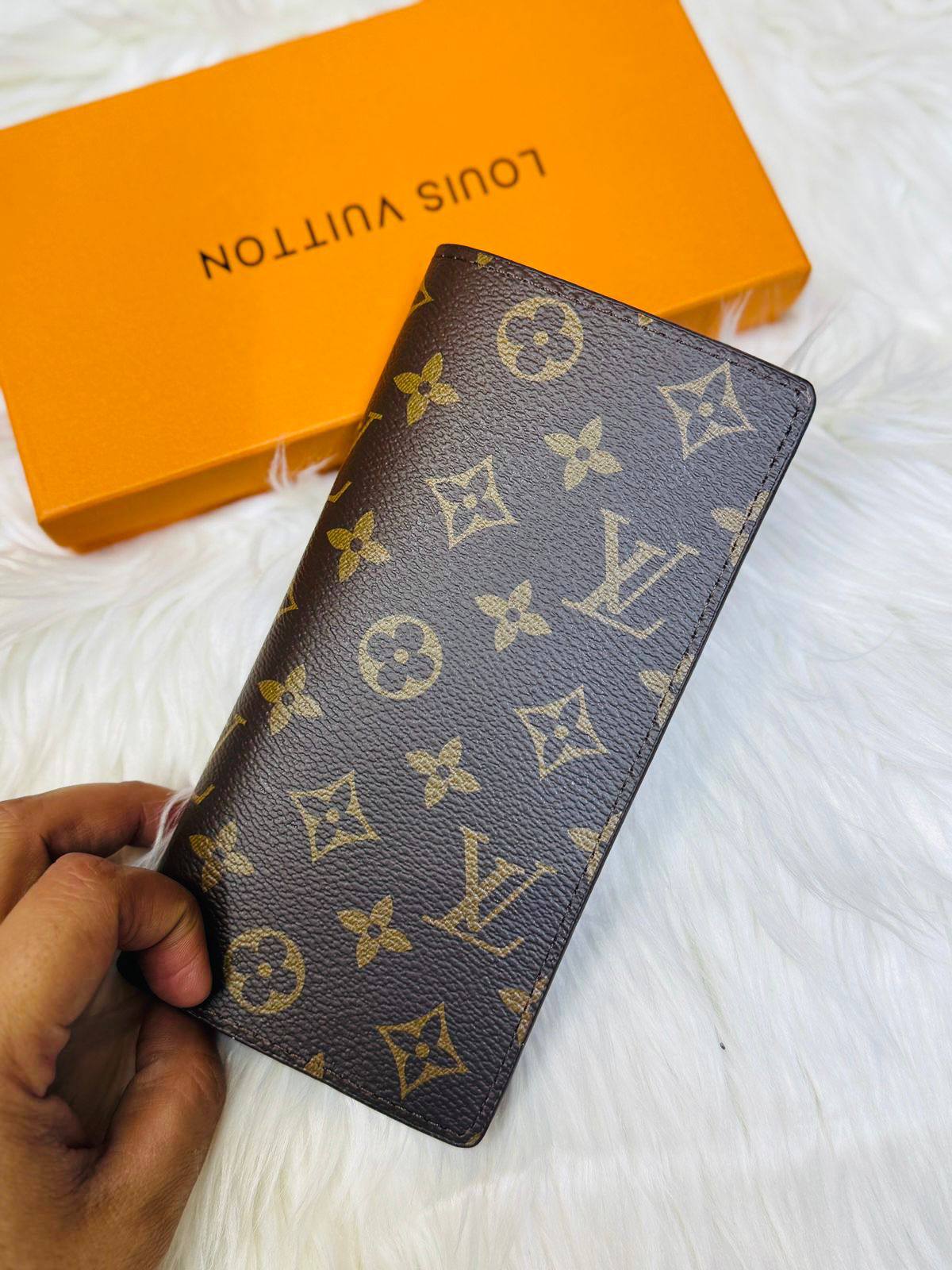 LV

With box
🎁🎁🎁

30 dhs❤️

Zain93
♥️♥️♥️