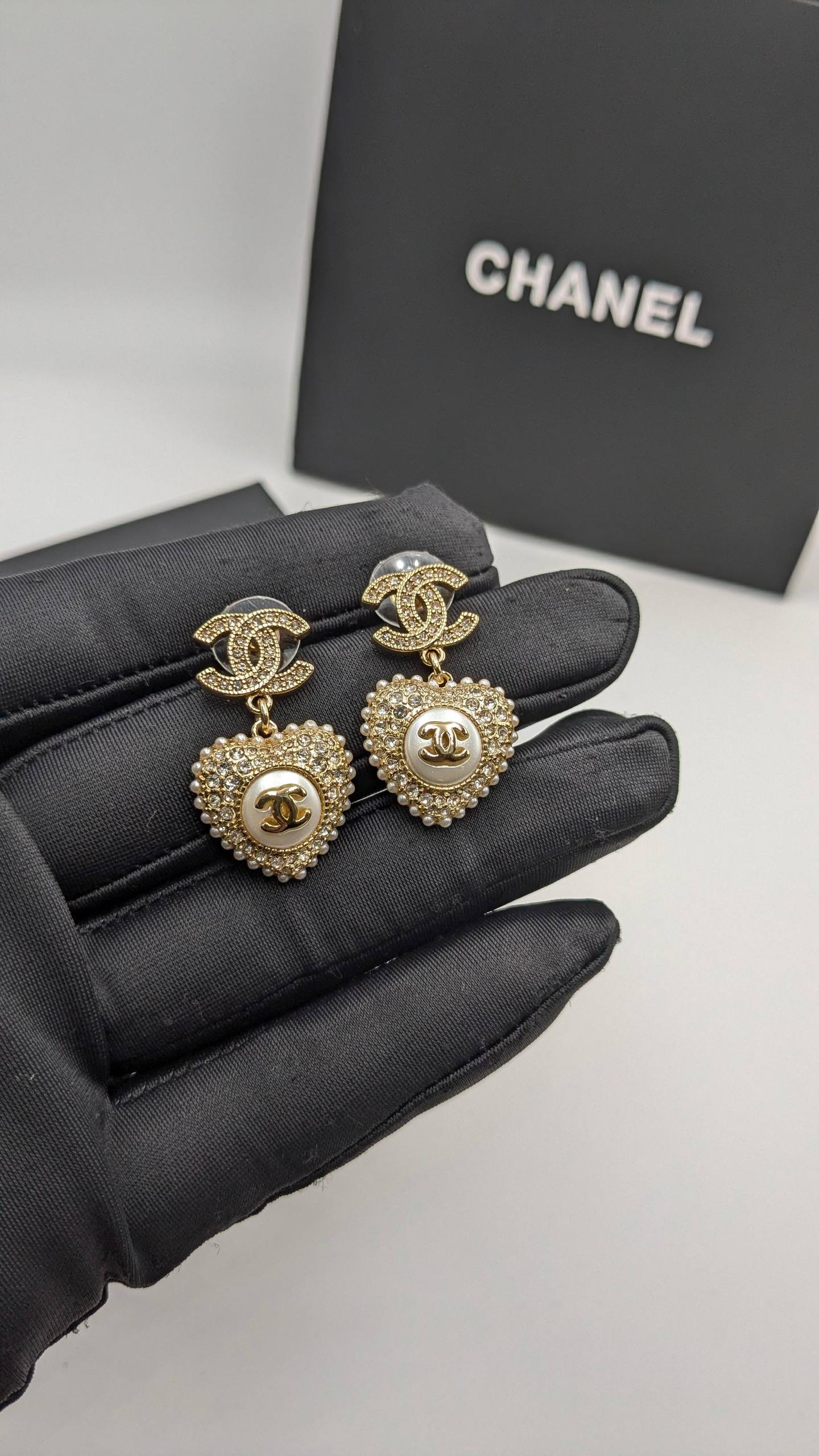 Chanel
*Master Quality* 
*Earrings*
95 dhs❣️ with Normal Box 🎁
110 dhs❣️ with Master Box 🎁

Zain210
♥️♥️♥️