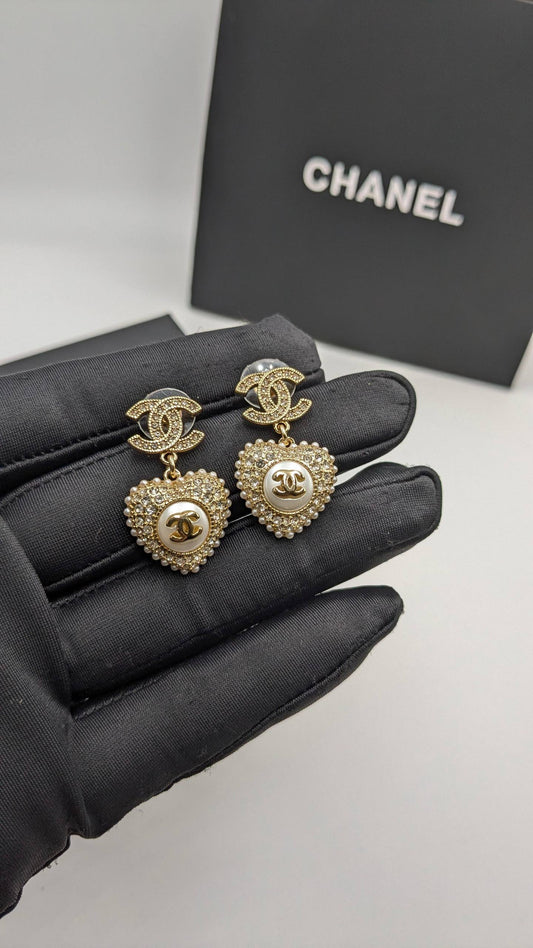 Chanel
*Master Quality* 
*Earrings*
95 dhs❣️ with Normal Box 🎁
110 dhs❣️ with Master Box 🎁

Zain210
♥️♥️♥️