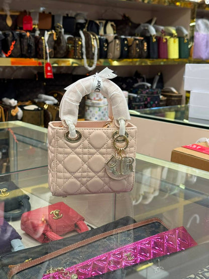 DIOR MICRO BAG 
Master💓💓
13CM 
230 dhs🇦🇪🇦🇪
WITH BOX 

Zain131
♥️♥️♥️