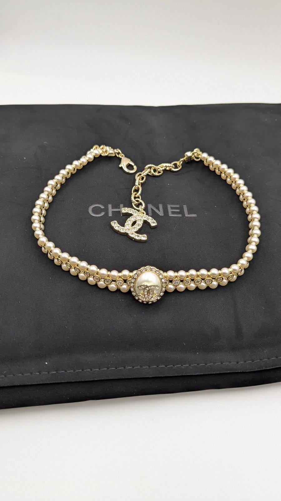 Chanel
*Master Quality* 
*Choker Necklace*
120 dhs🪙🌨️ 
with Normal Box 🎁 
170 dhs🪙🌨️
with Master Box 🎁

Zain210
♥️♥️♥️