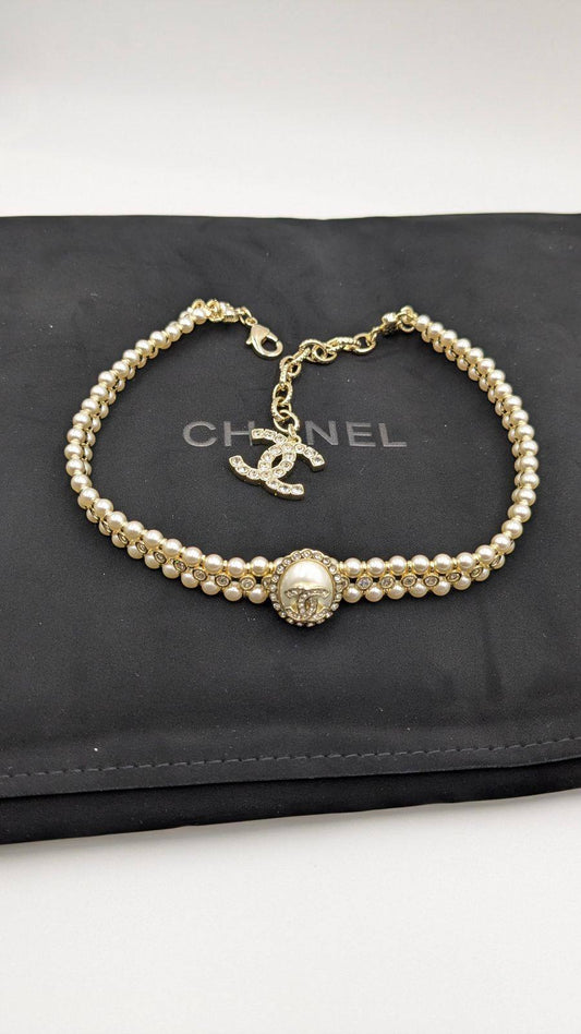 Chanel
*Master Quality* 
*Choker Necklace*
120 dhs🪙🌨️ 
with Normal Box 🎁 
170 dhs🪙🌨️
with Master Box 🎁

Zain210
♥️♥️♥️