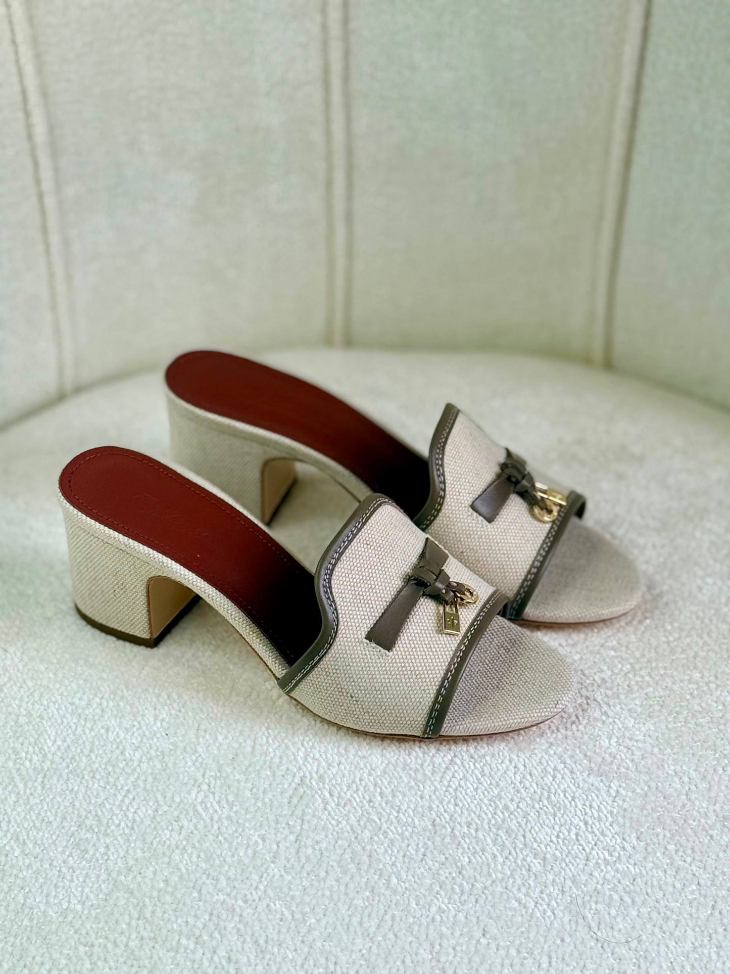 Loro Piana
Super *AAA* *+* Quality 💯 
With original packing🎁🎁
SIZE:35and42
Available now
450 dhs🇦🇪🇦🇪

Zain309
♥️♥️♥️