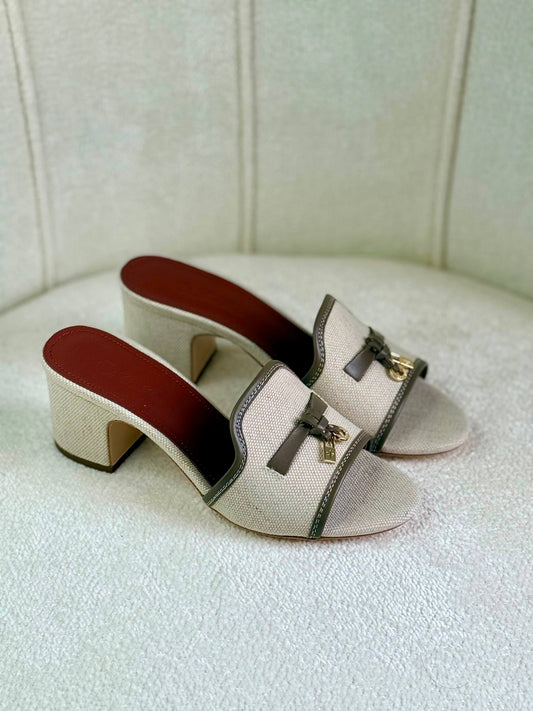 Loro Piana
Super *AAA* *+* Quality 💯 
With original packing🎁🎁
SIZE:35and42
Available now
450 dhs🇦🇪🇦🇪

Zain309
♥️♥️♥️