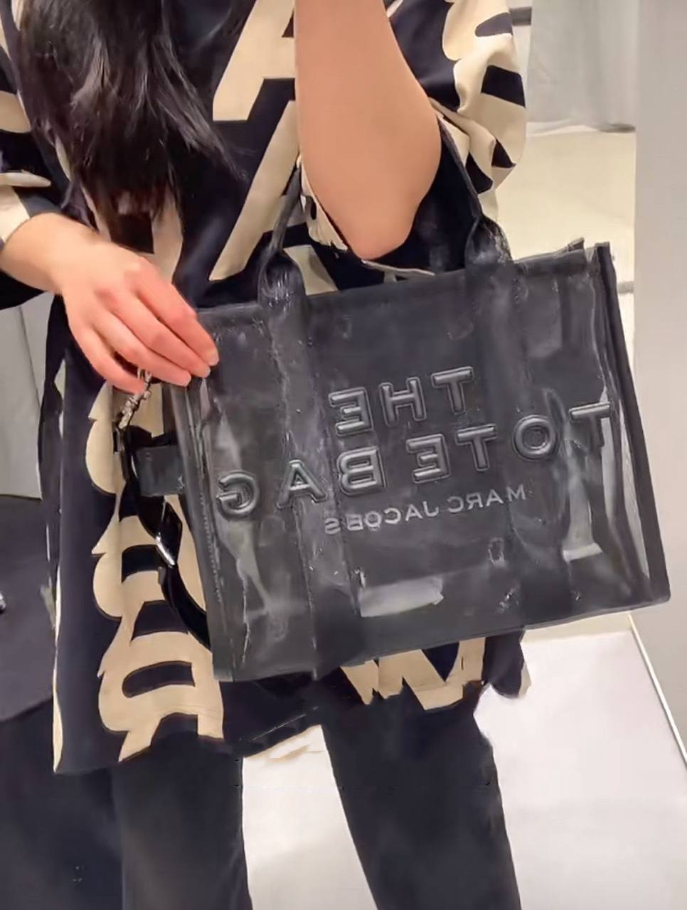 MARC JACOBS
 THE TOTE BAG  
BEACH BAG
 HIGH QUALITY 
110 dhs💛

Zain295
♥️♥️♥️